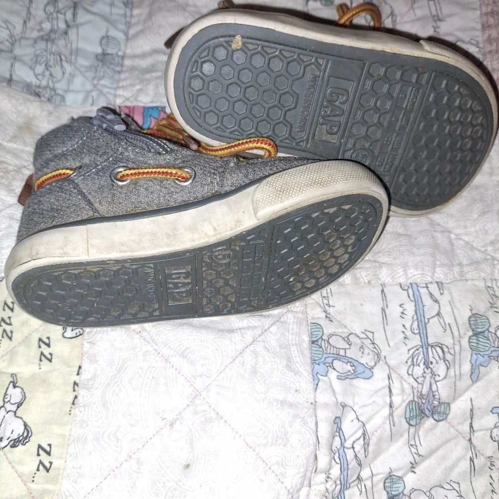 Gap baby shoes size 5🐕🐶